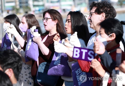 BTSファン 釜山に集結 | 聯合ニュース