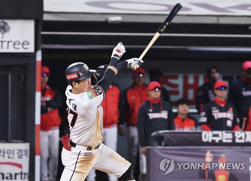 Bae Jung-dae of the KT Wiz hits a three-run double against the Kia Tigers during the bottom of the eighth inning of a Korea Baseball Organization wild card game at KT Wiz Park in Suwon, 35 kilometers south of Seoul, on Oct. 13, 2022. (Yonhap)
