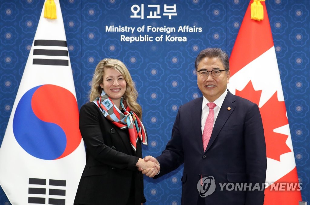 Le ministre des Affaires étrangères, Park Jin (à droite), pose pour une photo avec son homologue canadienne, Mélanie Joly, avant leur entretien au complexe gouvernemental à Séoul, le 14 octobre 2022.