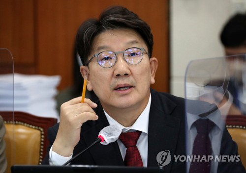 Ruling party lawmaker suggests lifting indoor mask mandate