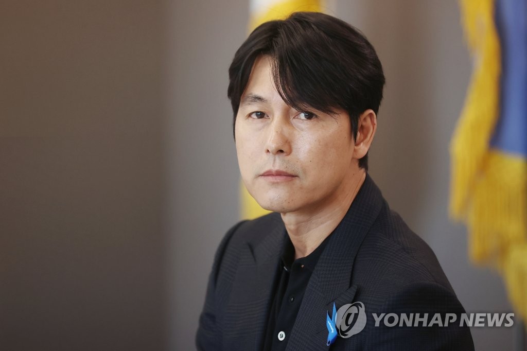 South Korean actor Jung Woo-sung, a goodwill ambassador for the United Nations High Commissioner for Refugees (UNHCR) Korea, is interviewed by a group of reporters at the South Korea representative office of the U.N. refugee agency in Seoul on Oct. 19, 2022. (Yonhap)