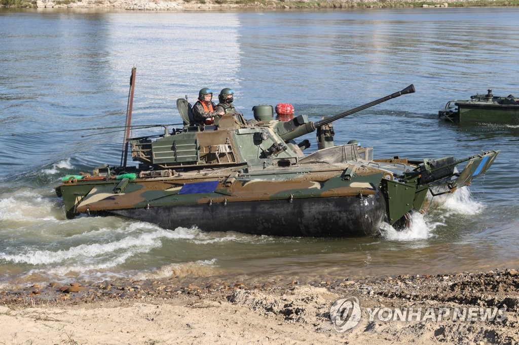 Los soldados de Corea del Sur y Estados Unidos llevan a cabo, el 19 de octubre de 2022, una maniobra conjunta de cruce de río en el río Namhan, en Yeoju, a 105 kilómetros al sur de Seúl.