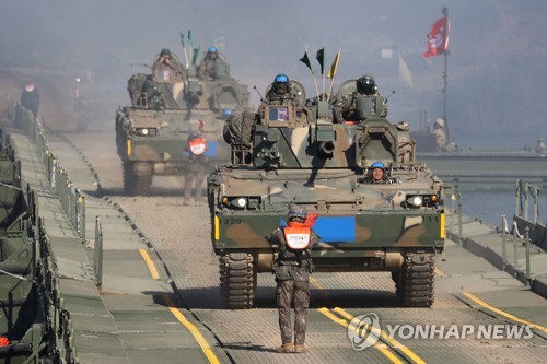 La foto de archivo, tomada el 19 de octubre de 2022, muestra vehículos blindados participando en un ejercicio de vadeado de río, en Yeoju, a 105 kilómetros al sur de Seúl.