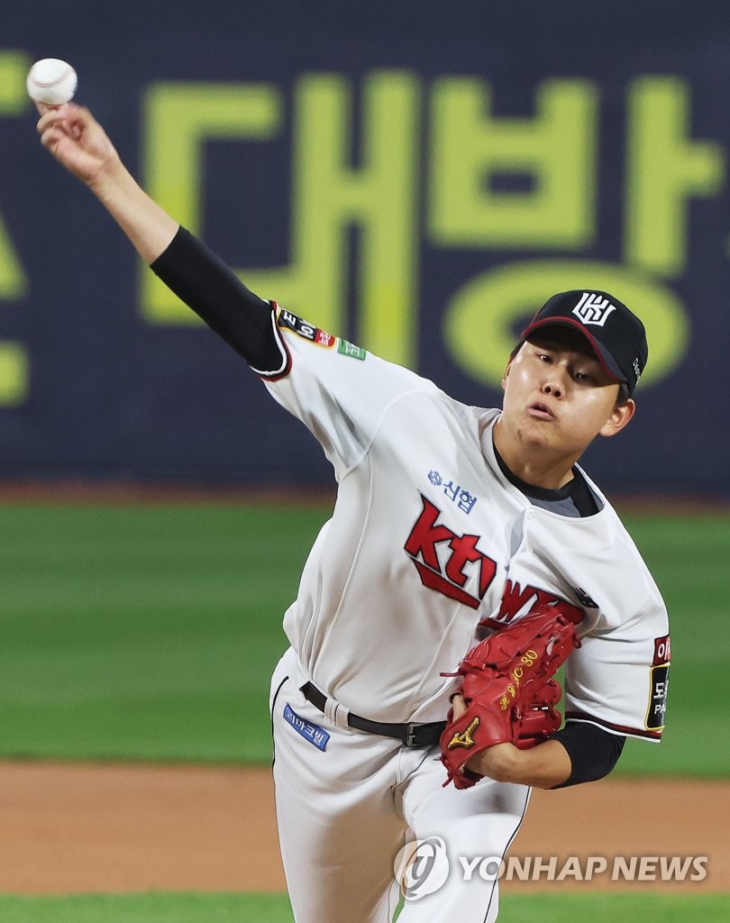 KT Wiz starter So Hyeong-jun pitches to the Kiwoom Heroes during the top of the first inning of Game 4 of the first round in the Korea Baseball Organization postseason at KT Wiz Park in Suwon, 35 kilometers south of Seoul, on Oct. 20, 2022. (Yonhap)