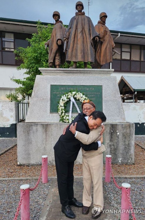 수리남 한국전 참전용사와 포옹하는 장성민 미래전략기획관
