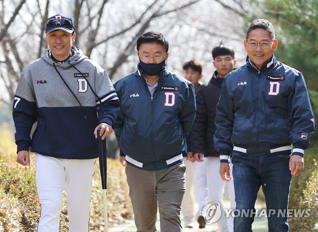 훈련 마치고 이동하는 이승엽-김태룡-전풍