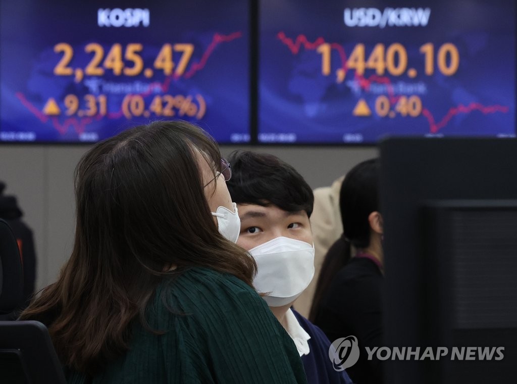 Monitors in the dealing room of Hana Bank in Seoul show the local currency trading at around 1,440 won against the U.S. dollar on Oct. 25, 2022. (Yonhap)