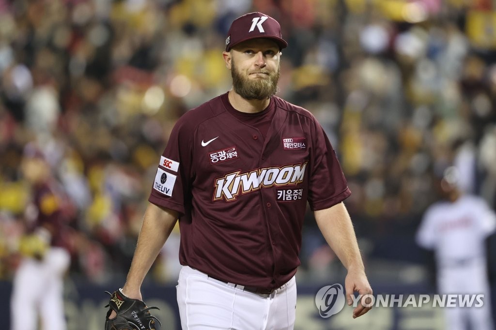 Kiwoom Heroes starter Eric Jokisch returns to the dugout after being pulled during the bottom of the fifth inning of Game 2 of the second round in the Korea Baseball Organization postseason against the LG Twins at Jamsil Baseball Stadium in Seoul on Oct. 25, 2022. (Yonhap)