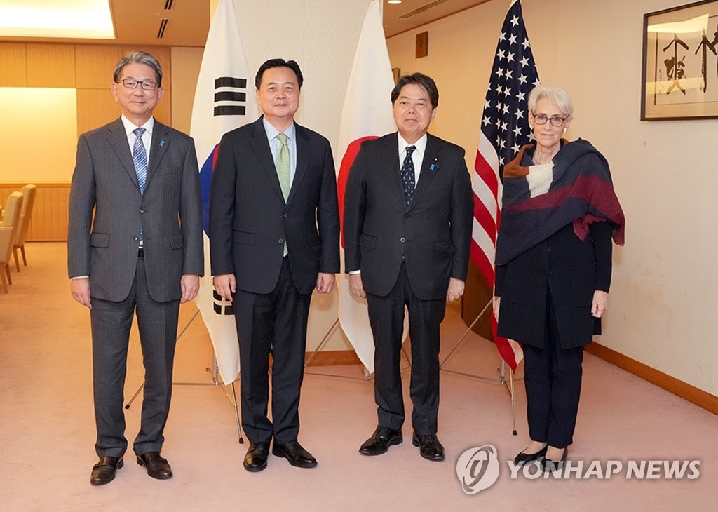 La foto, proporcionada por el Ministerio de Asuntos Exteriores de Japón, muestra al primer viceministro de Asuntos Exteriores surcoreano, Cho Hyun-dong (segundo por la izda.), y a sus homólogos de EE. UU. y Japón -Wendy Sherman (dcha.) y Takeo Mori (izda.), respectivamente- posando para una foto con el canciller japonés, Hayashi Yoshimasa, el 25 de octubre de 2022, en la capital japonesa, Tokio. (Prohibida su reventa y archivo)