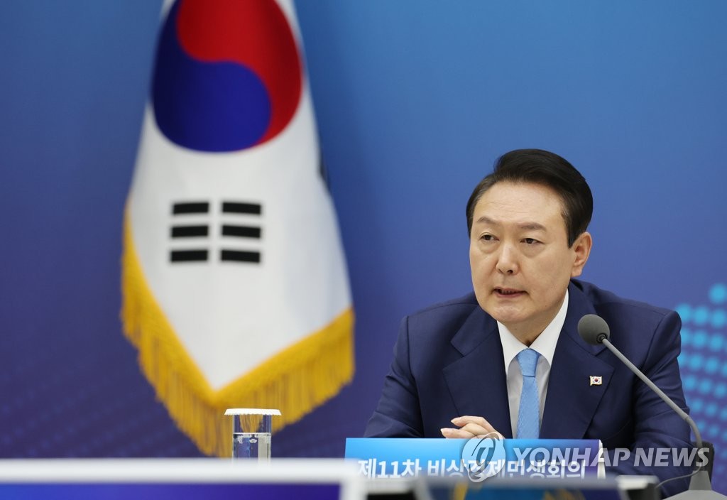 El presidente Yoon Suk-yeol habla, durante la la 11ª reunión económica de emergencia, llevada a cabo en la oficina presidencial, en Seúl, el 27 de octubre de 2022. La reunión, de 80 minutos de duración, fue transmitida en vivo por televisión, por primera vez.