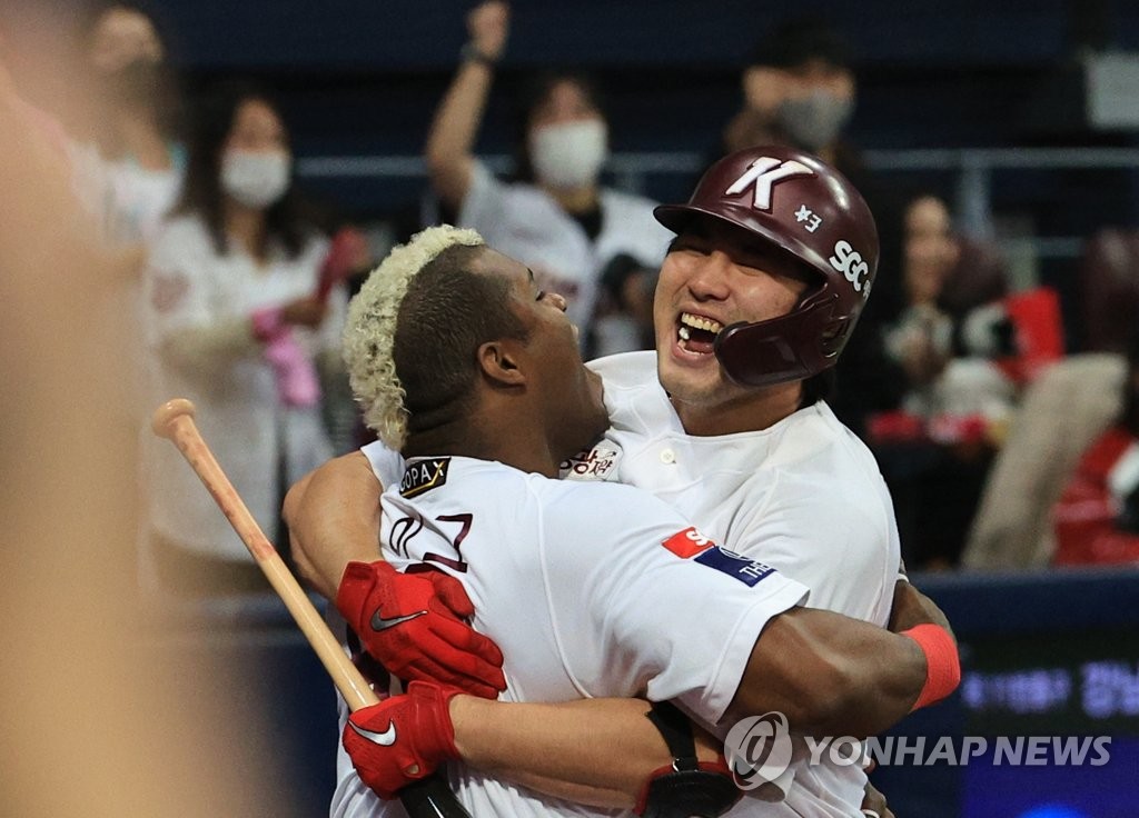 Im Ji-yeol of the Kiwoom Heroes celebrates his two-run home run against the LG Twins during the bottom of the seventh inning of Game 3 of the second round in the Korea Baseball Organization postseason at Gocheok Sky Dome in Seoul on Oct. 27, 2022. (Yonhap)