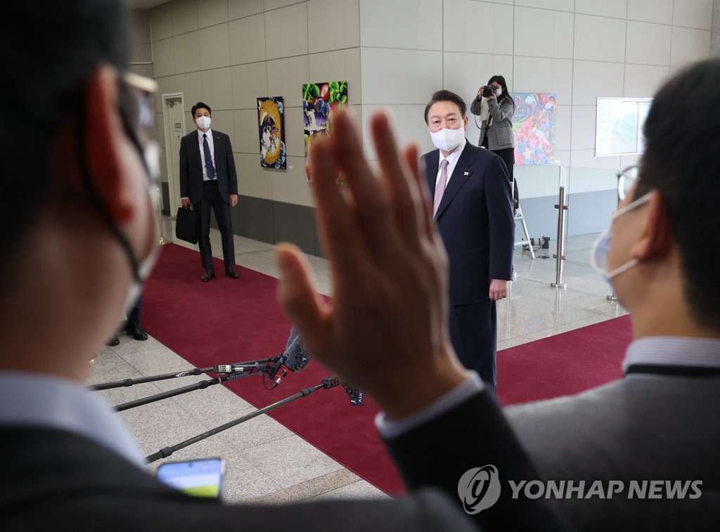 President Yoon Suk-yeol takes questions from reporters as he arrives at the presidential office in Seoul on Oct. 28, 2022. (Yonhap)