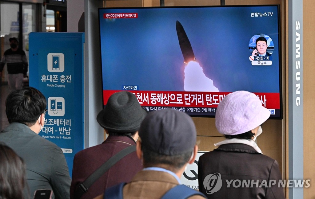 ソウル駅の待合室のテレビに北朝鮮のミサイル発射ニュースが流れている＝２８日、ソウル（聯合ニュース）
