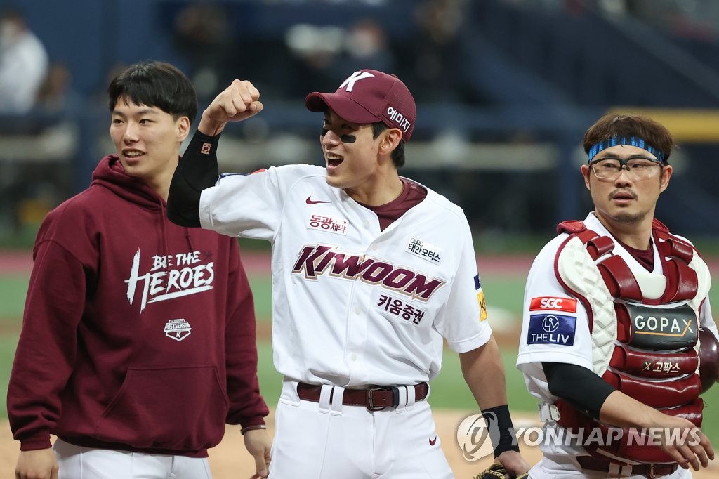 Lee Jung-hoo of the Kiwoom Heroes (C) celebrates a 4-1 victory over the LG Twins in Game 4 of the second round in the Korea Baseball Organization postseason at Gocheok Sky Dome in Seoul on Oct. 28, 2022. (Yonhap)