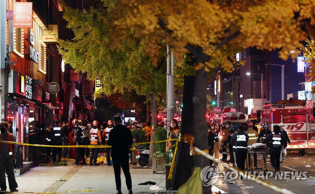 A police line surrounds a street in Seoul's Itaewon district on Oct. 30, 2022, where about 50 people fell into cardiac arrest from a stampede during Halloween parties the previous day. (Yonhap)