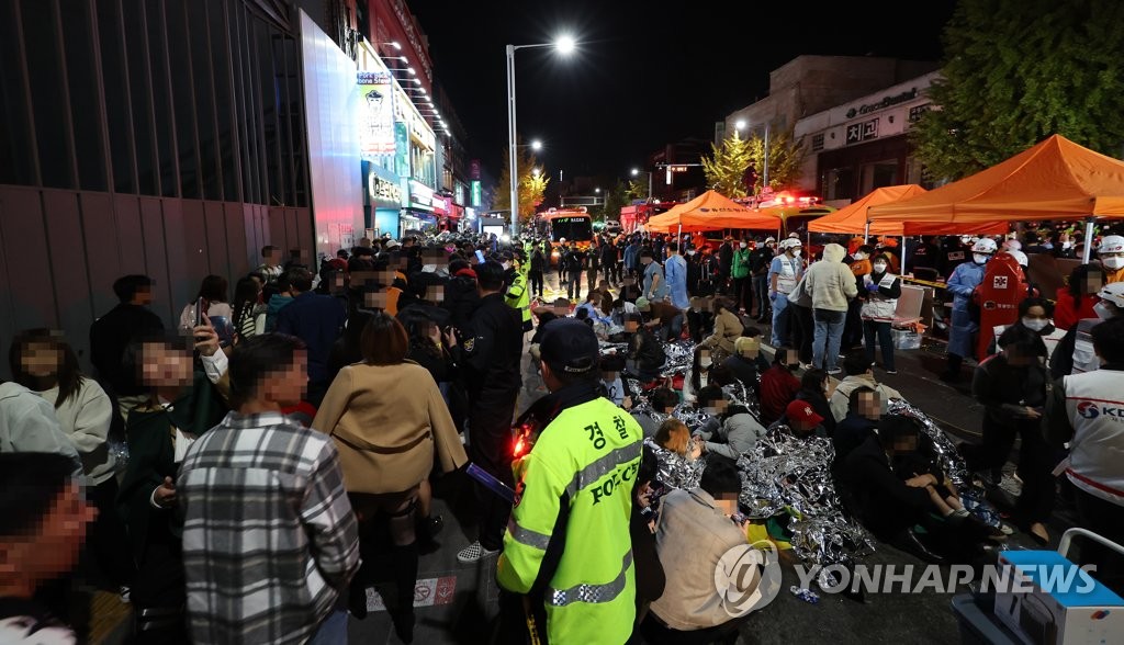 People injured in the Itaewon crowd crush are treated after the deadly accident killed more than 150 people during Halloween celebrations at the popular hangout district in Seoul, on Oct. 30, 2022. (Yonhap)