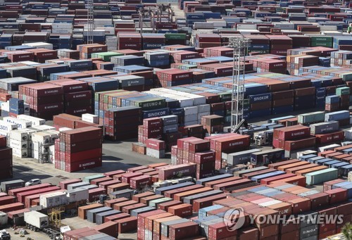 ＫＤＩは韓国の２０２３年の経済成長率を１．８％と予想した。釜山港に並ぶコンテナ（資料写真）＝（聯合ニュース）