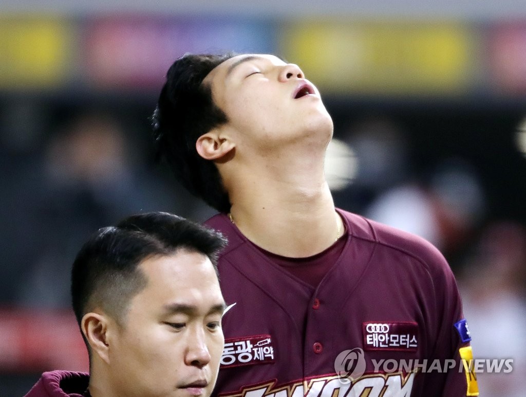 Kiwoom Heroes starter An Woo-jin (R) reacts to being pulled during the during the bottom of the third inning of Game 1 of the Korean Series against the SSG Landers at Incheon SSG Landers Field in Incheon, 30 kilometers west of Seoul, on Nov. 1, 2022. (Yonhap)