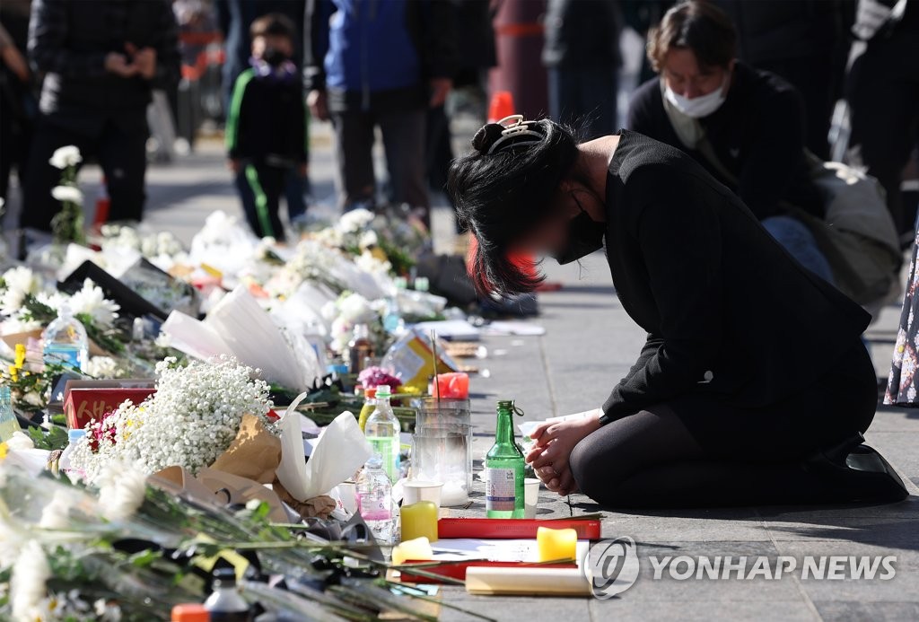 A mourner pays tribute at a makeshift memorial for the victims of the deadly Halloween crowd surge, outside a subway station in the district of Itaewon in central Seoul on Nov. 2, 2022. (Yonhap)