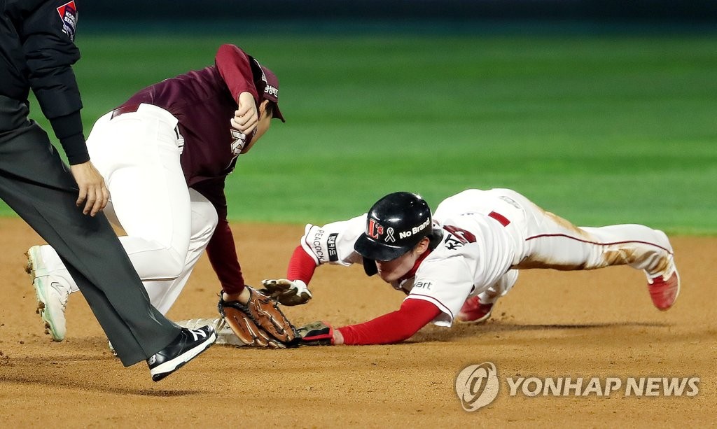 Choi Ji-hoon of the SSG Landers (R) steals second base against the Kiwoom Heroes during the bottom of the third inning of Game 2 of the Korean Series at Incheon SSG Landers Field in Incheon, 30 kilometers west of Seoul, on Nov. 2, 2022. (Yonhap)