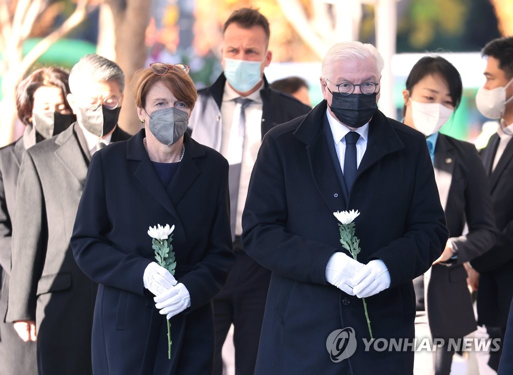 German President Frank-Walter Steinmeier and his wife, Elke Budenbender, offer flowers at a joint memorial altar for the victims of the Itaewon accident at Seoul Plaza in Seoul on Nov. 4, 2022. (Yonhap)