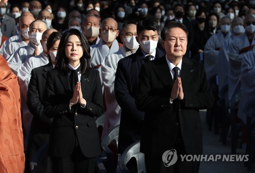 (كارثة إيتايون) الرئيس يون يحضر مراسم بوذية حدادا على ضحايا حادث التدافع
