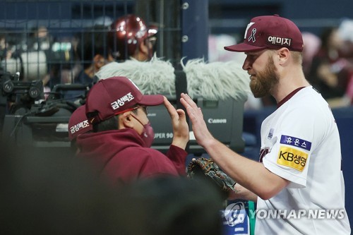 In this file photo from Nov. 4, 2022, Kiwoom Heroes starter Eric Jokisch is greeted at the dugout after competing 5 2/3 scoreless innings against the SSG Landers during Game 3 of the Korean Series at Gocheok Sky Dome in Seoul. (Yonhap)