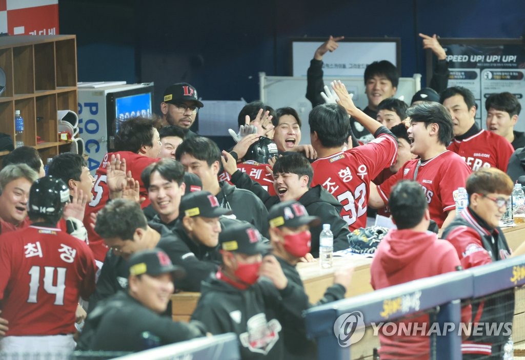 SSG Landers players erupt in cheers after Juan Lagares' two-run home run against the Kiwoom Heroes during the top of the eighth inning of Game 3 of the Korean Series at Gocheok Sky Dome in Seoul on Nov. 4, 2022. (Yonhap)