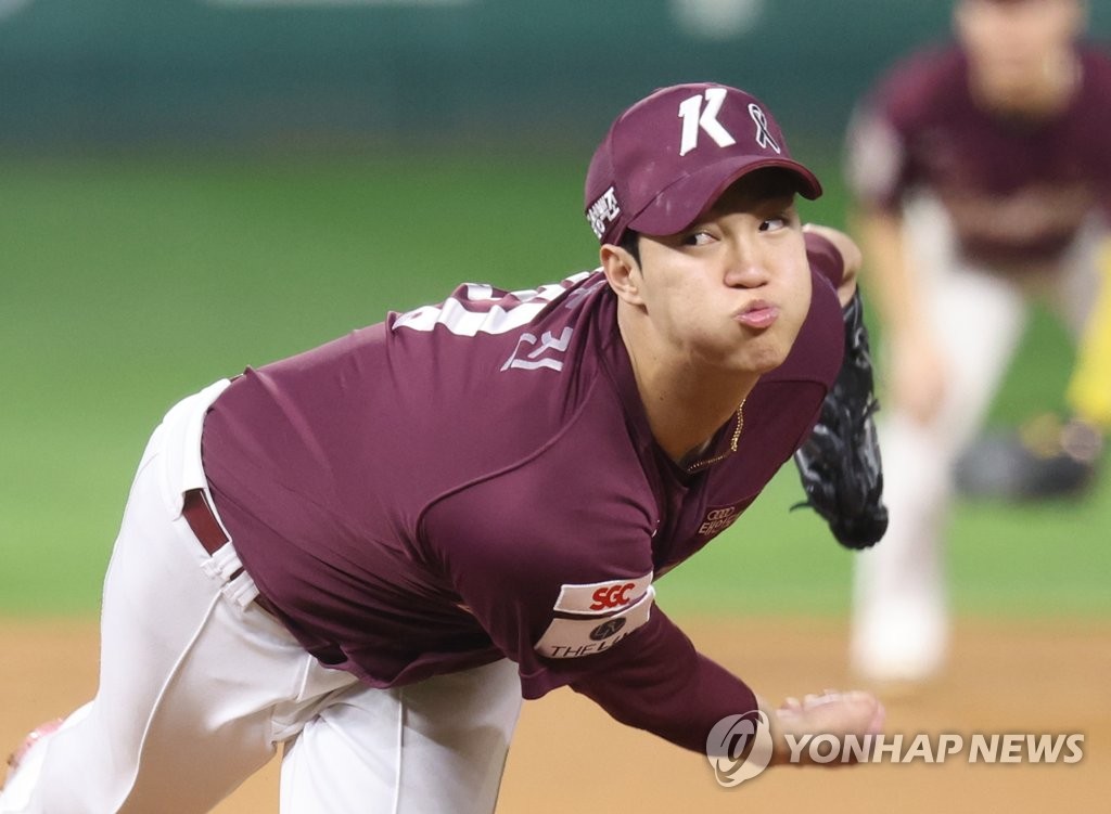 Kiwoom Heroes starter An Woo-jin pitches against the SSG Landers during the bottom of the sixth inning of Game 5 of the Korean Series at Incheon SSG Landers Field in Incheon, 30 kilometers west of Seoul, on Nov. 7, 2022. (Yonhap)