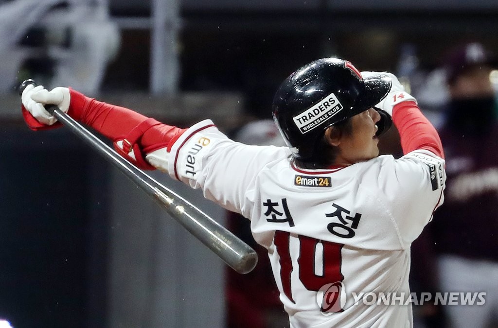 Choi Jeong of the SSG Landers hits a two-run home run against the Kiwoom Heroes during the bottom of the eighth inning of Game 5 of the Korean Series at Incheon SSG Landers Field in Incheon, 30 kilometers west of Seoul, on Nov. 7, 2022. (Yonhap)
