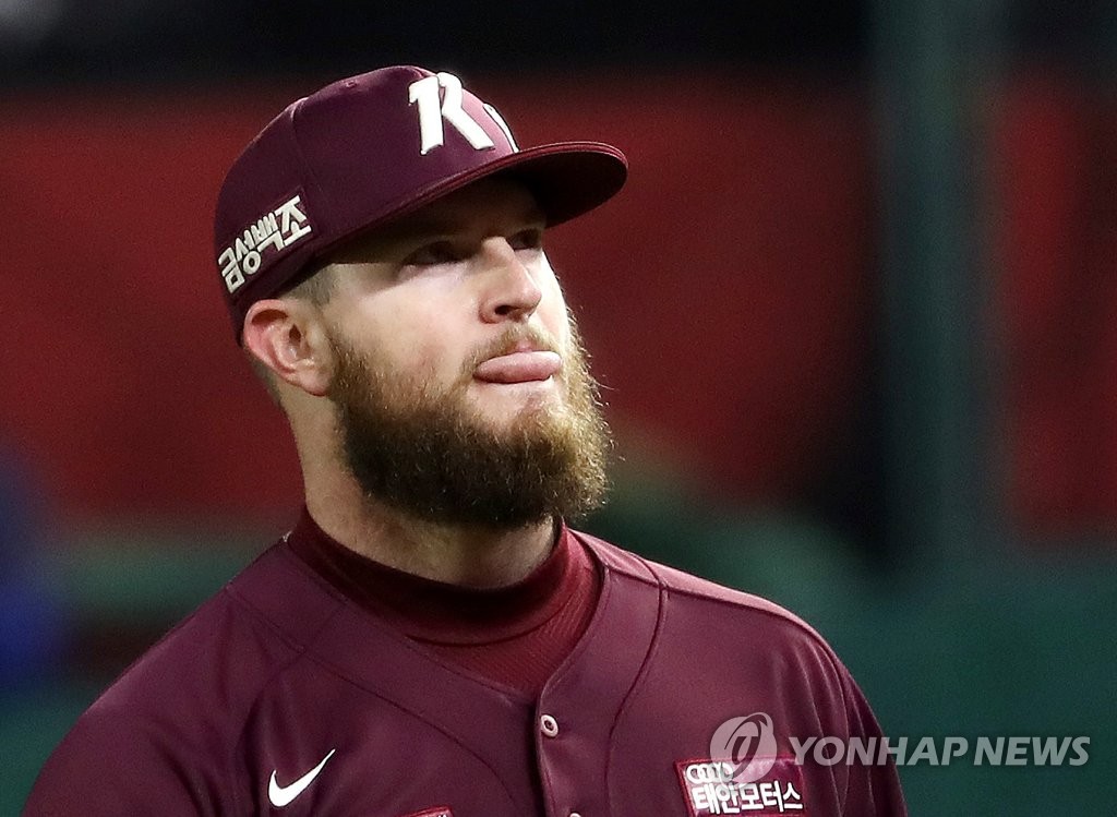 Kiwoom Heroes starter Tyler Eppler returns to the dugout after completing the bottom of the second inning of Game 6 of the Korean Series against the SSG Landers at Incheon SSG Landers Field in Incheon, 30 kilometers west of Seoul, on Nov. 8, 2022. (Yonhap)