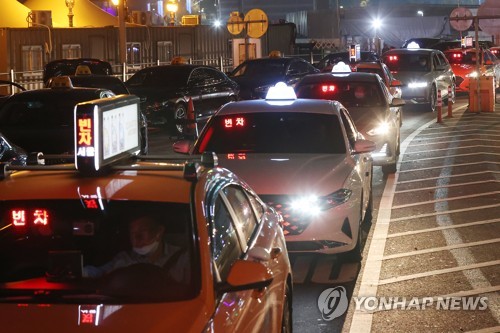 ソウル駅前に停車中のタクシー（資料写真）＝（聯合ニュース）≪転載・転用禁止≫