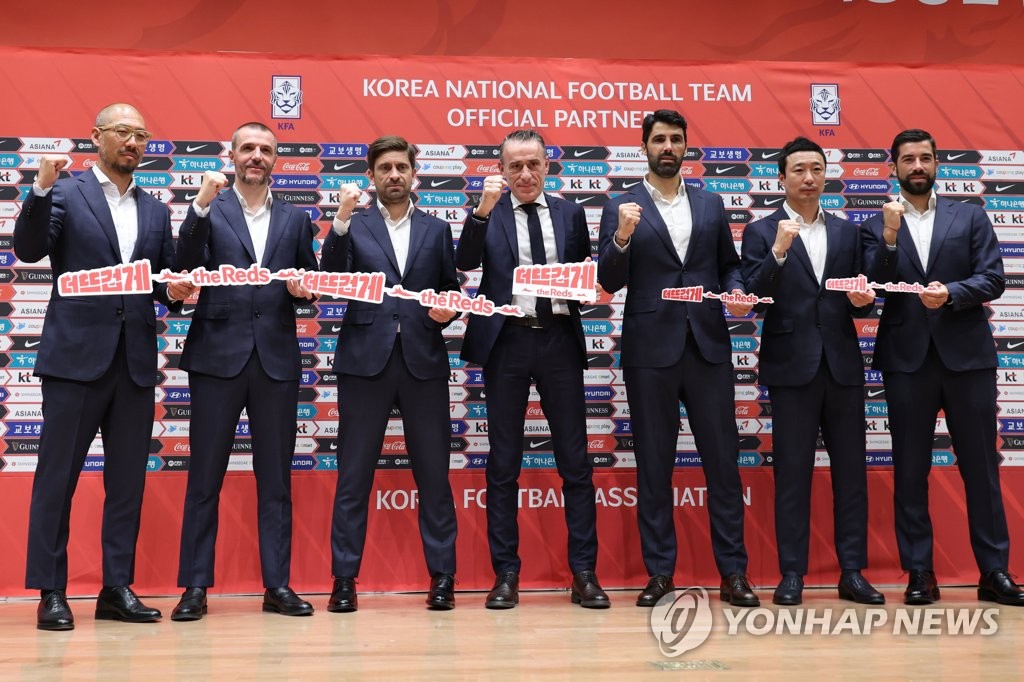 Members of South Korea's coaching staff pose for photos in Seoul after head coach Paulo Bento (C) announced his 26-man squad for the FIFA World Cup on Nov. 12, 2022. (Yonhap)