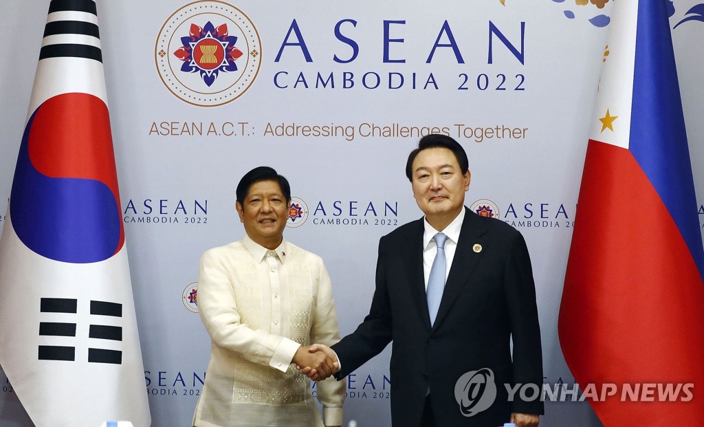 El presidente surcoreano, Yoon Suk-yeol (dcha.), y su homólogo filipino, Ferdinand Marcos y Romuáldez posan ante la cámara, el 12 de noviembre de 2022, antes de sus diálogos cumbre en Nom Pen, Camboya.