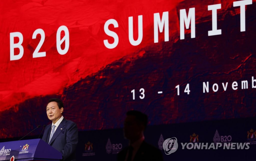 El presidente Yoon Suk-yeol pronuncia un discurso, el 14 de noviembre de 2022, durante la cumbre B20 en el centro de convenciones Nusa Dua, en Bali, Indonesia.