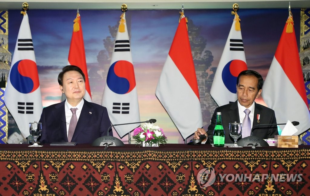 President Yoon Suk-yeol (L) and Indonesian President Joko Widodo attend a South Korea-Indonesia business roundtable at Bali Nusa Dua Convention Center in Bali, Indonesia, on Nov. 14, 2022. (Yonhap)