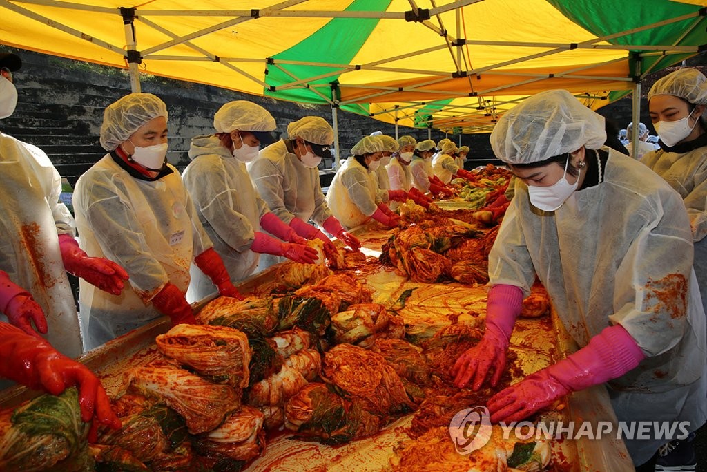 大学の行事でキムチ作りを体験する外国人留学生（資料写真）＝（聯合ニュース）