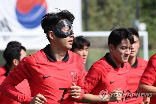 Son Heung-min participa en su 1er. entrenamiento en Catar usando una máscara protectora