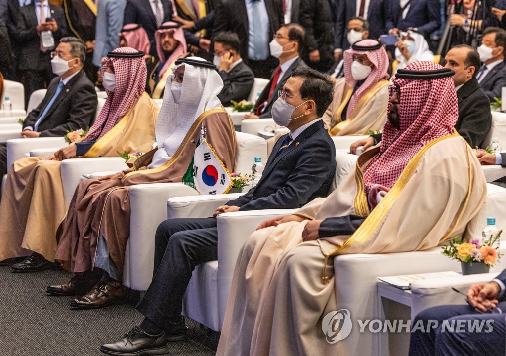 Industry Minister Lee Chang-yang (2nd from R) sits alongside Saudi officials during an investment forum held at the Korea Chamber of Commerce and Industry in Seoul on Nov. 17, 2022. (Yonhap) 
