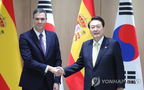 Yoon celebra una cumbre con el presidente español para reforzar los lazos bilaterales