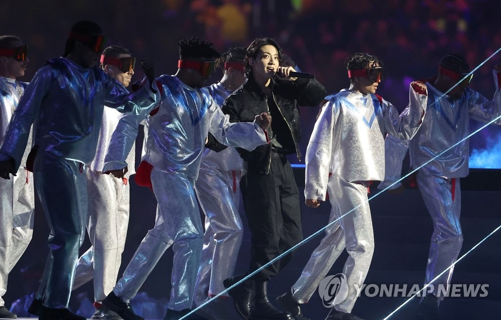 Jungkook, membre du groupe de K-pop Bangtan Boys (BTS), interprète «Dreamers», hymne officiel de la Coupe du monde de la Fifa, Qatar 2022, lors de la cérémonie d'ouverture du Mondial au stade Al-Bayt à Al-Khor, le dimanche 20 novembre 2022 (heure locale).