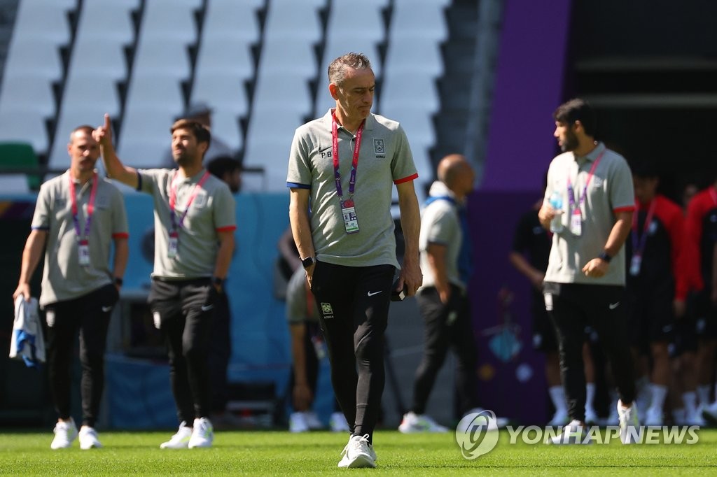 South Korea head coach Paulo Bento (C) and his staff check out the pitch at Education City Stadium in Al Rayyan, just west of Doha, as part of their stadium familiarization session for the FIFA World Cup on Nov. 21, 2022. (Yonhap)
