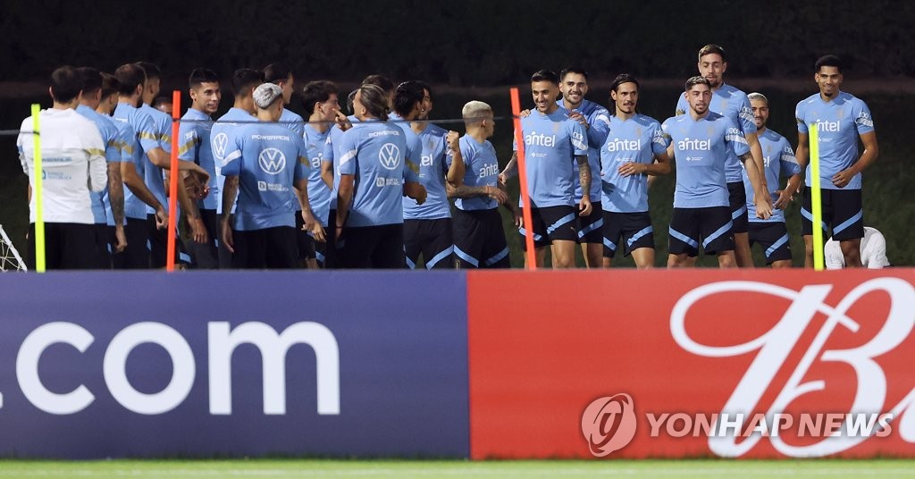 Uruguay players train for the FIFA World Cup at Al Erssal Training Site in Doha on Nov. 22, 2022. (Yonhap)