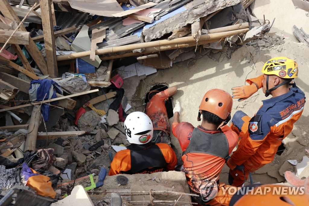 '지진 피해' 서자바 지역서 수색작업 하는 인니 구조대원들