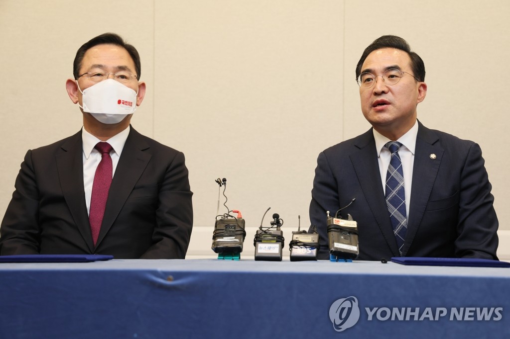 Joo Ho-young (L), the floor leader of the ruling People Power Party, and his main opposition Democratic Party counterpart, Park Hong-keun, announce the content of their agreement on a parliamentary probe into the Itaewon tragedy during a news conference at the National Assembly in Seoul on Nov. 23, 2022. (Yonhap)