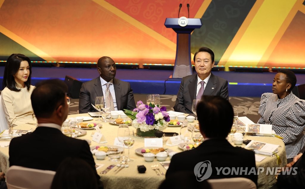 الرئيس يون يحضر مع الرئيس الكيني مأدبة العشاء