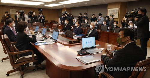 BOK Gov. Rhee Chang-yong (R) presides over a rate-setting meeting on Nov. 24, 2022. (Pool photo) Yonhap)