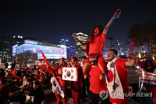 LEAD) (World Cup) Over 10,000 gather at Gwanghwamun to cheer for S 