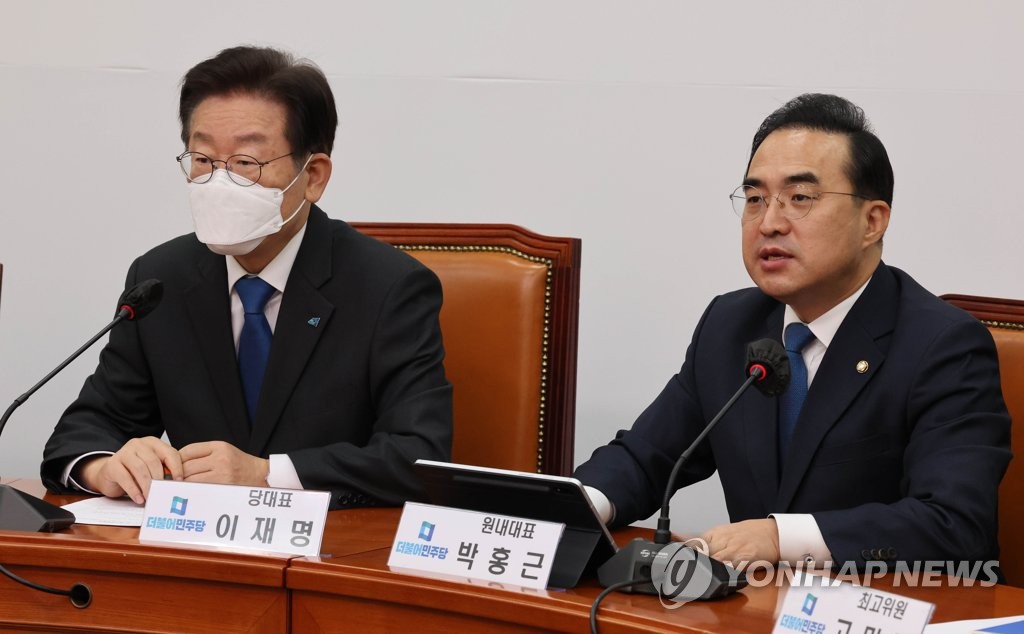 Le chef du principal parti d'opposition, le Parti démocrate, Lee Jae-myung (à gauche), et le chef du parti à l'Assemblée, Park Hong-keun (à droite), assistent à la réunion du Conseil suprême du parti à l'Assemblée nationale, le 25 novembre 2022.