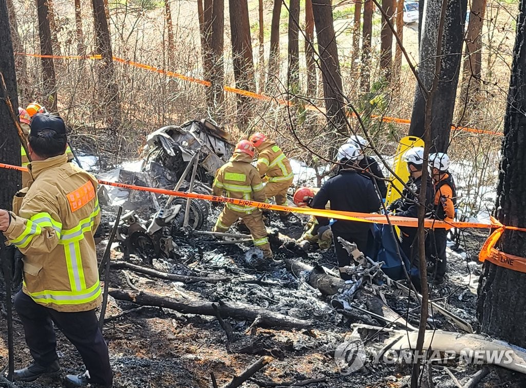 11月27日，在江原道襄阳郡县北面渔城田里一带，一架参与当地林火预防工作的S-58直升机发生坠毁事故，造成5人死亡。图为消防部门在现场救援。 韩联社
